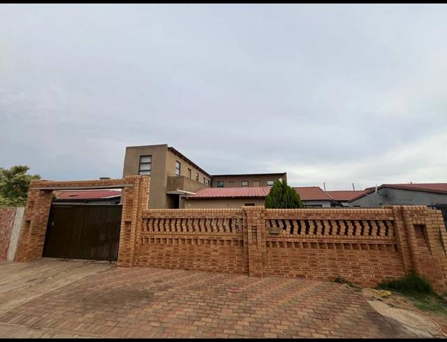12 BEDROOM HOUSE FOR SALE IN PROTEA GLEN EXT